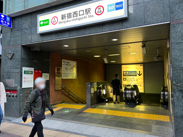 都営大江戸線新宿西口駅D5を出て右折します。