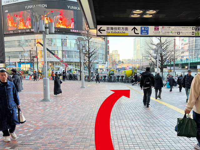 西部新宿駅東口から出ます。西部新宿駅を背に右折します。
